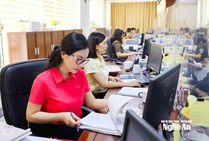 Giải quyết TTHC cho người dân tại Trung tâm Phục vụ hành chính công tỉnh Nghệ An. Ảnh: Thanh Lê
