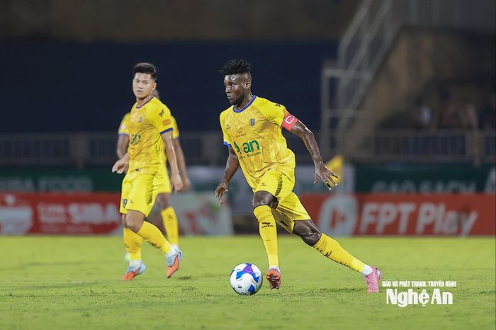Michael Olaha vẫn sẽ là niềm hy vọng lớn nhất trên hàng công của Sông Lam Nghệ An. Ảnh: Xuân Thủy