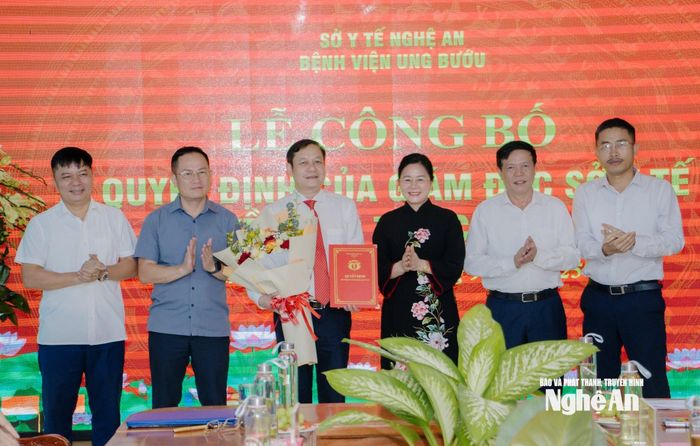 Lãnh đạo Sở Y tế Nghệ An tặng hoa chúc mừng tân Giám đốc Bệnh viện Ung bướu Nghệ An. Ảnh: BVUBNA