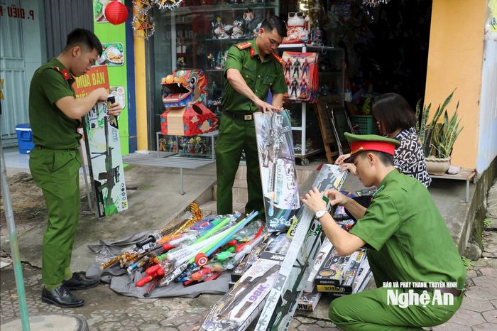 Lực lượng chức năng kiểm tra cửa hàng buôn bán đồ chơi trẻ em trên đường Nguyễn Thái Học (khối 9, phường Thành Vinh). Ảnh: Phạm Thủy