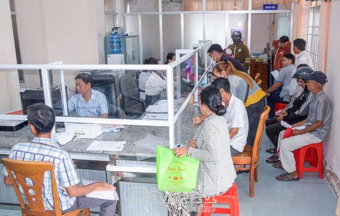 Trung tâm Phục vụ hành chính công xã Hồng Dân làm việc với tinh thần trách nhiệm cao, phục vụ tốt nhất người dân.