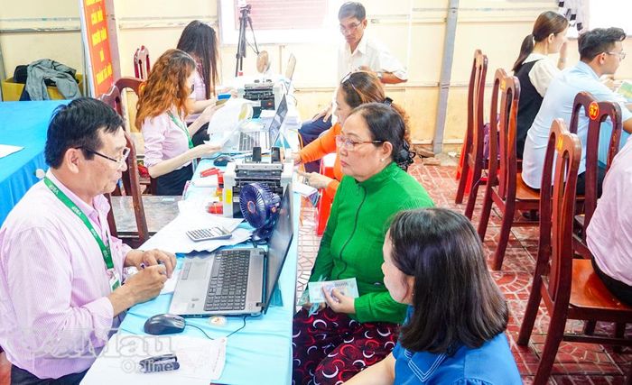 Nhằm tạo thuận lợi cho người dân sau hợp nhất, NHCSH bố trí giao dịch tại trụ sở văn hoá ấp để thuận tiện giao dịch.