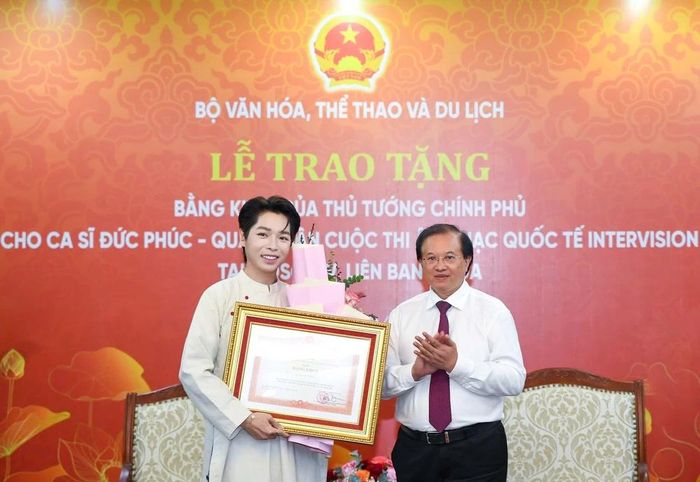 Thứ trưởng Tạ Quang Đông đã trao Bằng khen của Thủ tướng Chính phủ cho ca sĩ Đức Phúc. Ảnh: Bộ VHTTDL