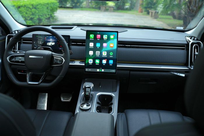 Khoang nội thất của Jaecoo J7 AWD Individual có thiết kế với vô lăng D-cut, cần số điện tử, màn hình HUD, cửa sổ trời toàn cảnh, âm thanh Sony, ghế chỉnh điện nhớ vị trí, sạc không dây, cốp điện rảnh tay, lọc bụi mịn 0.3 micron kết hợp ionizer... Ảnh: OJV