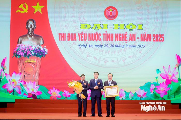 Thừa ủy quyền của Thủ tướng Chính phủ, đồng chí Phạm Huy Giang - Ủy viên Thường trực Hội đồng Thi đua khen thưởng Trung ương, Trưởng Ban Thi đua - Khen thưởng Trung ương trao Bằng khen Thủ tướng tặng Nhân dân và cán bộ tỉnh Nghệ An. Ảnh: Thành Duy