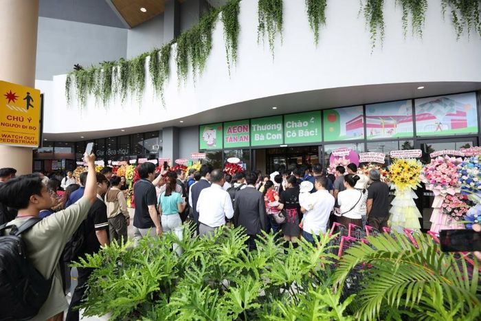 Khách hàng háo hức trước giờ mở cửa Trung tâm thương mại AEON Tân An.