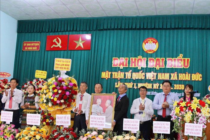 Mặt Trận TQVN tỉnh tặng hoa và ảnh Bác hồ cho MTTQ xã Hoài Đức