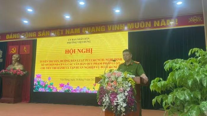 Chỉ huy Công an phường Việt Hưng và báo cáo viên phát biểu tại lớp tập huấn