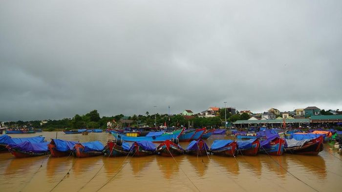 Tàu thuyền vào neo đậu tại Khu neo đậu tàu thuyền xã Cửa Tùng. Ảnh: Thanh Thủy-TTXVN