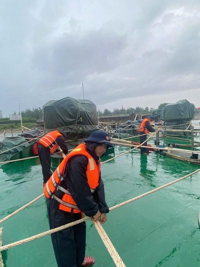 Hải đội 202 (Bộ tư lệnh Vùng Cảnh sát biển 2) đang neo đậu tàu thuyền chống bão số 10. Ảnh: TTXVN phát