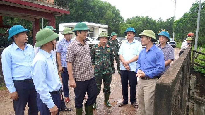 Ông Hoàng Nam, Phó Chủ tịch UBND tỉnh Quảng Trị cùng các ngành chức năng kiểm tra tại Khu neo đậu tàu thuyền xã Cửa Tùng. Ảnh: Thanh Thủy-TTXVN