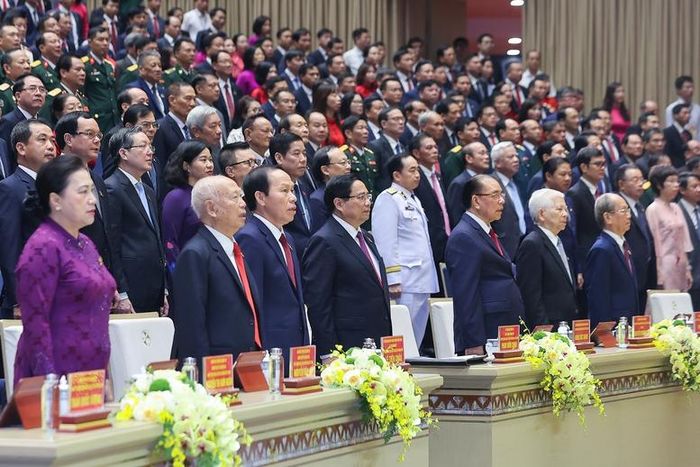 Các đại biểu dự Đại hội Đảng bộ thành phố Hải Phòng lần thứ I, nhiệm kỳ 2025-2030 thực hiện nghi thức chào cờ - Ảnh: VGP/Nhật Bắc