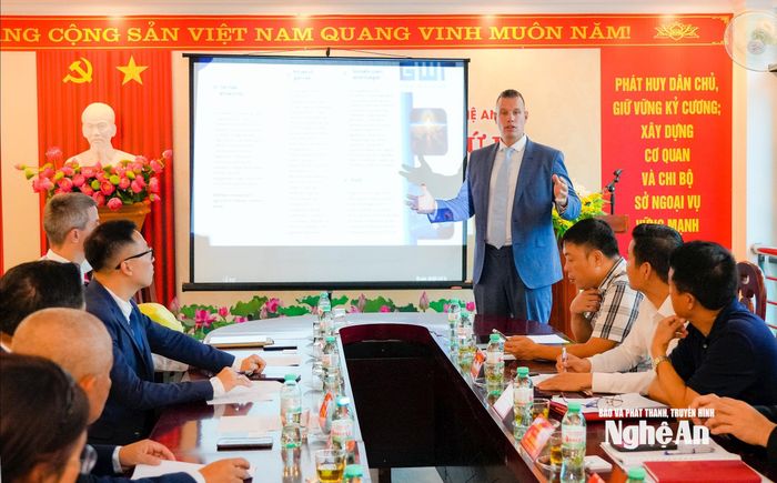 Đại diện doanh nghiệp Hungary giới thiệu sản phẩm vật liệu xây dựng công nghệ mới. Ảnh: TL