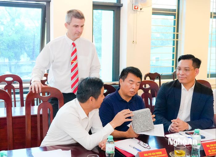 Đại diện doanh nghiệp Hungary giới thiệu sản phẩm vật liệu xây dựng công nghệ mới. Ảnh: TL
