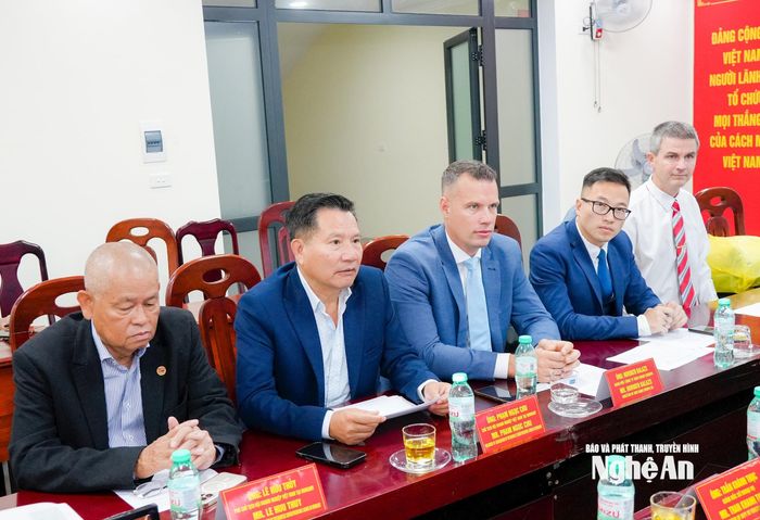 Ông Phạm Ngọc Chu – Chủ tịch Hội Doanh nghiệp Việt Nam tại Hungary, Phó Chủ tịch Liên hiệp Hội Doanh nghiệp Việt kiều châu Âu trao đổi tại cuộc làm việc. Ảnh: TL