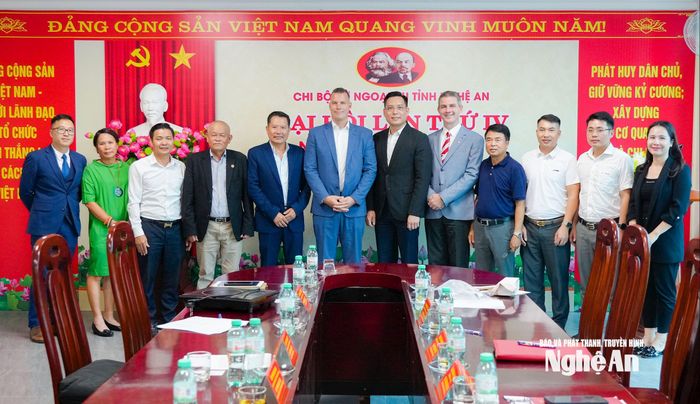 Các đại biểu chụp ảnh lưu niệm. Ảnh: TL