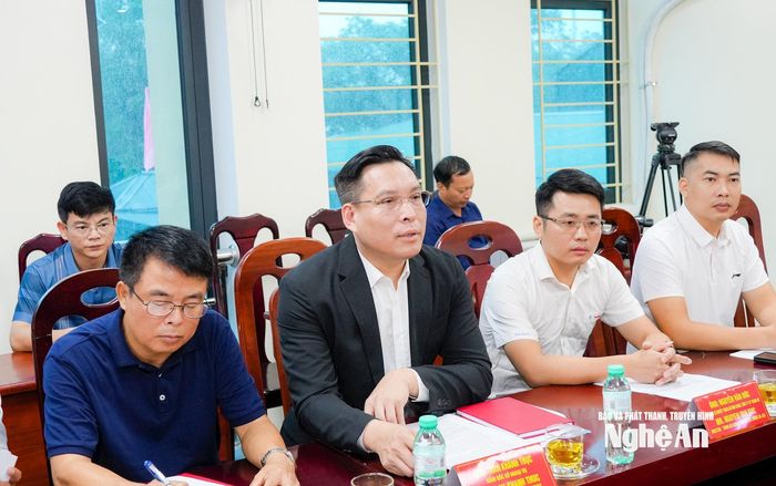 Đồng chí Trần Khánh Thục - Giám đốc Sở Ngoại vụ thông tin về điều kiện tự nhiên, xã hội; tình hình kinh tế, thu hút đầu tư của tỉnh Nghệ An. Ảnh: TL