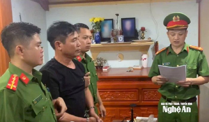 Cơ quan chức năng tống đạt, thi hành các quyết định đối với đối tượng Ngô Trí Cường. Ảnh: Vương Linh