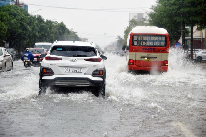 Nhiều đoạn trên đường Nguyễn Trãi thuộc Quốc lộ 1A cũng bị ngập sâu. Ảnh: Minh Quân