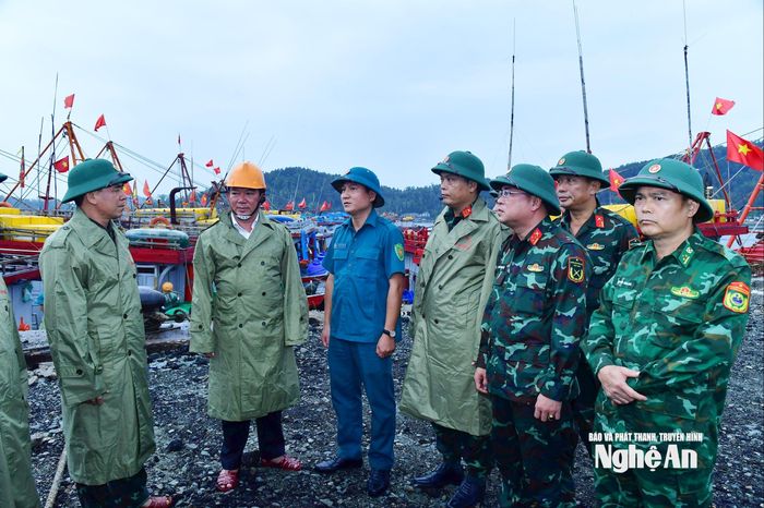 Lãnh đạo Bộ Chỉ huy Quân sự tỉnh kiểm tra công tác chuẩn bị phòng, chống bão số 10 tại phường Cửa Lò. Ảnh: Trọng Kiên