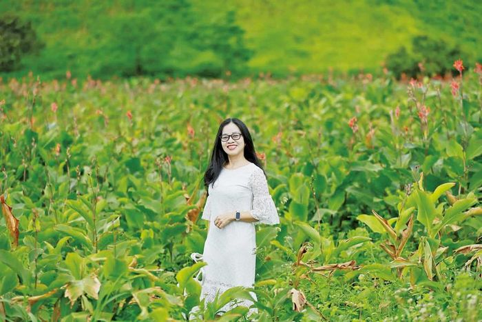  Bà Bùi Ngọc Ngà chụp ảnh với hoa dong riềng dưới chân núi Chư Đang Ya. Ảnh NVCC 