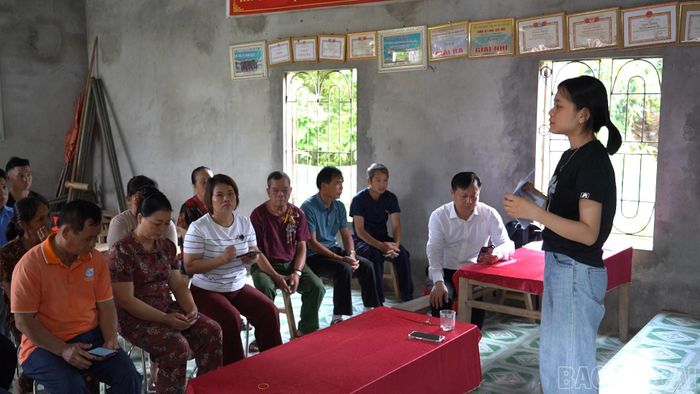 Cán bộ xã hướng dẫn người dân về chuyển đổi số và dịch vụ công trực tuyến tại một điểm ở thôn bản.