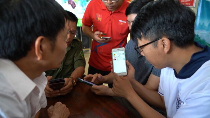 Đảng viên được hướng dẫn cụ thể cách sử dụng ứng dụng "Sổ tay đảng viên điện tử".
