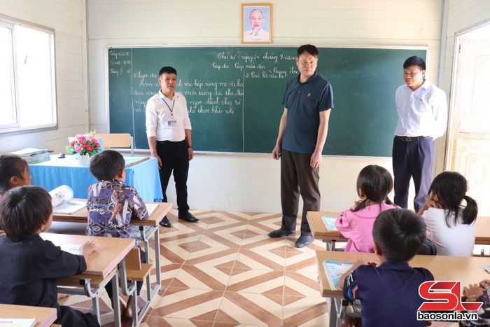 Ban Giám hiệu Trường Tiểu học Lả Giôn thăm thầy và trò điểm trường Kéo Ca. 