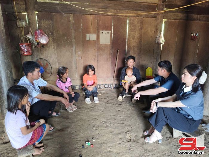 Giáo viên Trường Mầm non Hoa Hồng và Trường TH-THCS Lả Giôn vận động phụ huynh cho con em đến trường. 