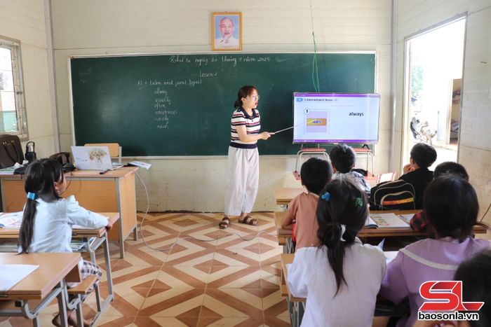 Một giờ học của cô và trò điểm trường tiểu học Kéo Ca. 