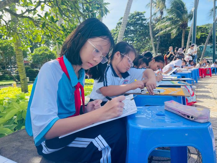Các em thiếu nhi tham gia vòng loại cuộc thi. Ảnh: KHÁNH CHI