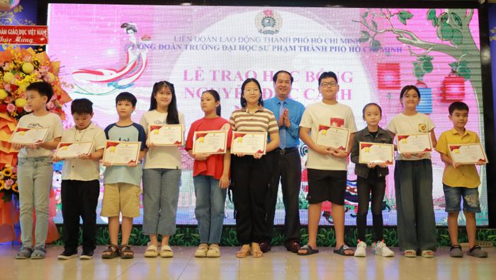 Trao học bổng Nguyễn Đức Cảnh đến các em học sinh học tốt, vượt khó. Ảnh: HỒNG HẢI