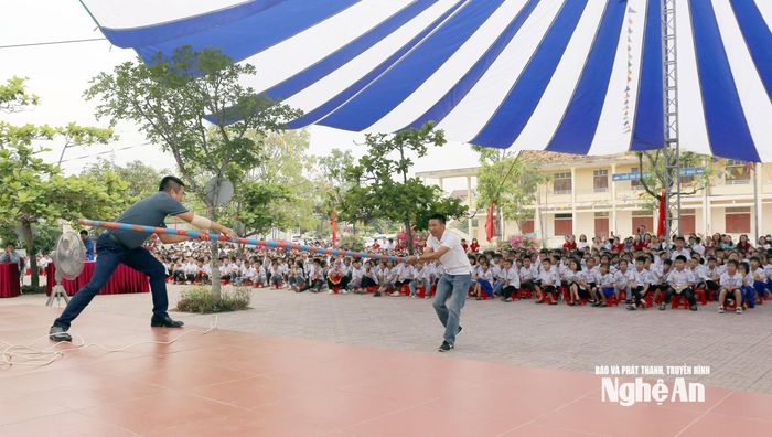 Hướng dẫn kỹ năng phòng, chống đuối nước và xử lý các tình huống đuối nước xảy ra cho trẻ. Ảnh: Thanh Quỳnh