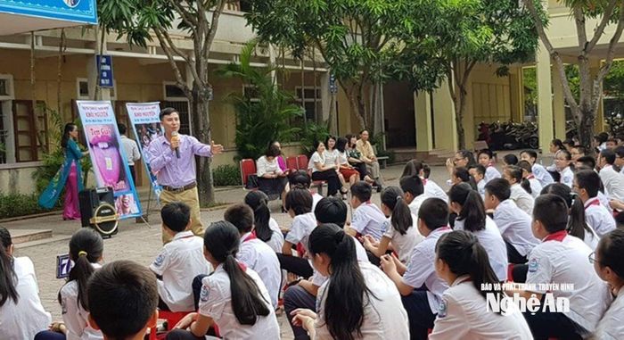 Nói chuyện chuyên đề hướng dẫn kỹ năng phòng chống xâm hại và bắt cóc trẻ. Ảnh tư liệu: Hồng Sơn