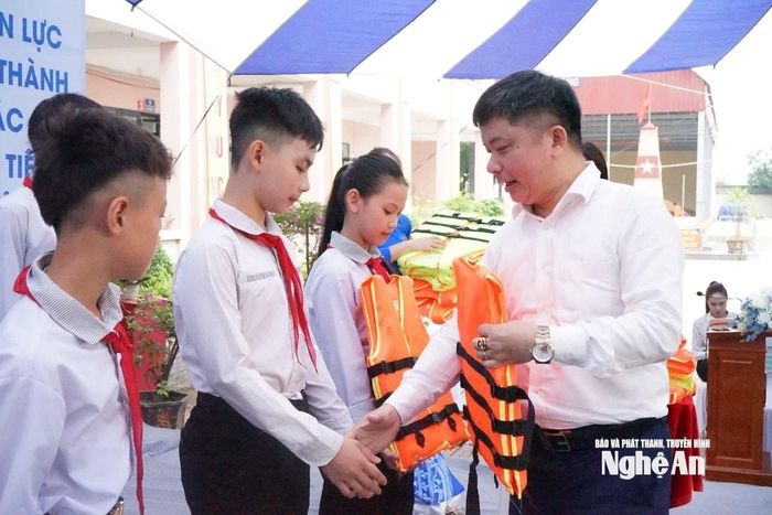 Tặng phao cứu sinh cho trẻ em. Ảnh tư liệu: Mỹ Hà
