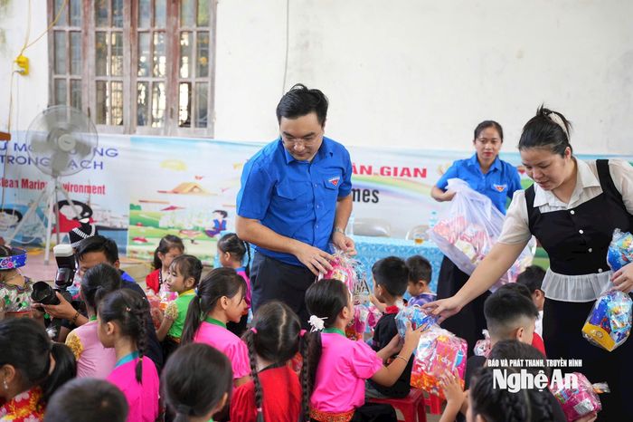 Tỉnh Đoàn Nghệ An tặng quà Trung thu cho trẻ em đồng bào dân tộc thiểu số xã Tam Thái. Ảnh: T.Q