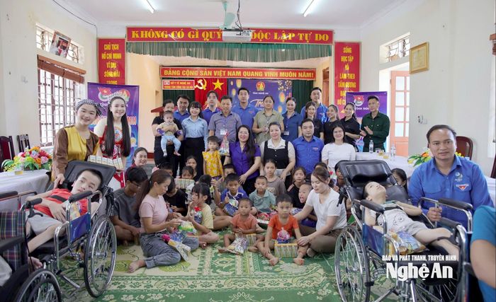 Tỉnh Đoàn Nghệ An tặng quà Trung thu cho trẻ mồ côi ở Trung tâm Công tác xã hội tỉnh Nghệ An. Ảnh: T.Q