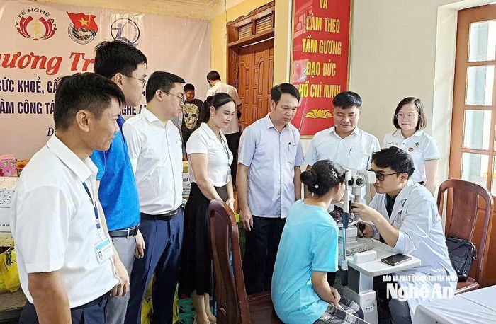 Ông Lê Văn Thúy (thứ 3 từ phải sang) cùng các đại diện Sở Y tế và các Bệnh viện tại chương trình khám bệnh, tư vấn sức khỏe, cấp phát thuốc miễn phí cho trẻ em và các đối tượng có hoàn cảnh đặc biệt đang được chăm sóc, nuôi dưỡng tại Trung tâm công tác xã hội Nghệ An. Ảnh: Thanh Quỳnh