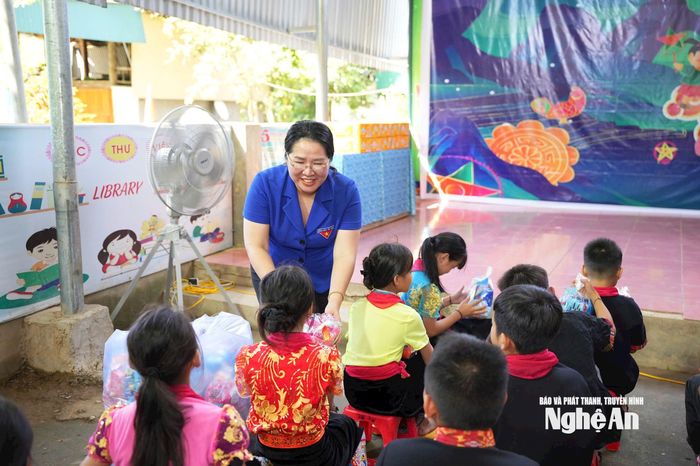 Tỉnh Đoàn Nghệ An tặng quà Trung thu cho trẻ em đồng bào dân tộc thiểu số xã Tam Thái. Ảnh: T.Q