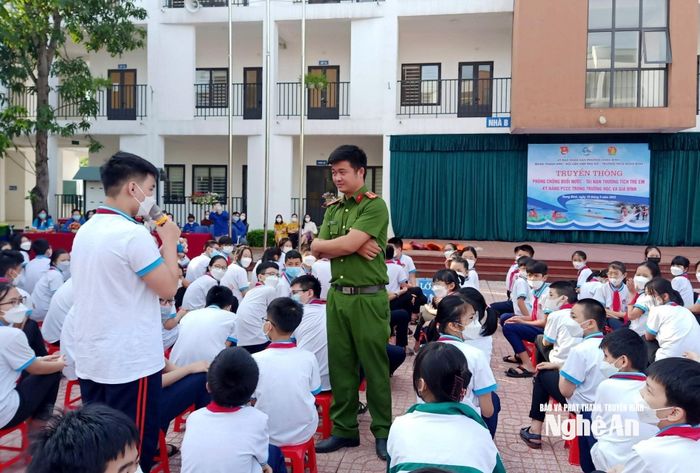 Một buổi truyền thông về phòng, chống đuối nước ở Trường THCS Hưng Bình. Ảnh: P.V