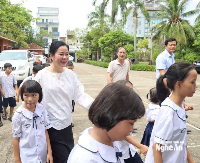 TS.BSCKII Lê Thị Hoài Chung - Giám đốc Sở Y tế trao quà Trung thu cho trẻ em có hoàn cảnh đặc biệt khó khăn tại Làng trẻ em SOS Vinh, Trung tâm Huyết học - Truyền máu và Bệnh viện Ung bướu Nghệ An. Ảnh: Sở Y tế Nghệ An