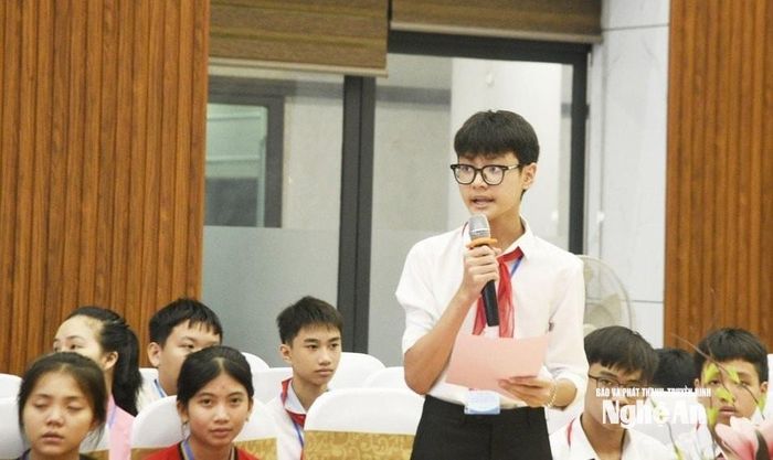 Học sinh nêu ý kiến tại Diễn đàn trẻ em. Ảnh tư liệu: Minh Quân