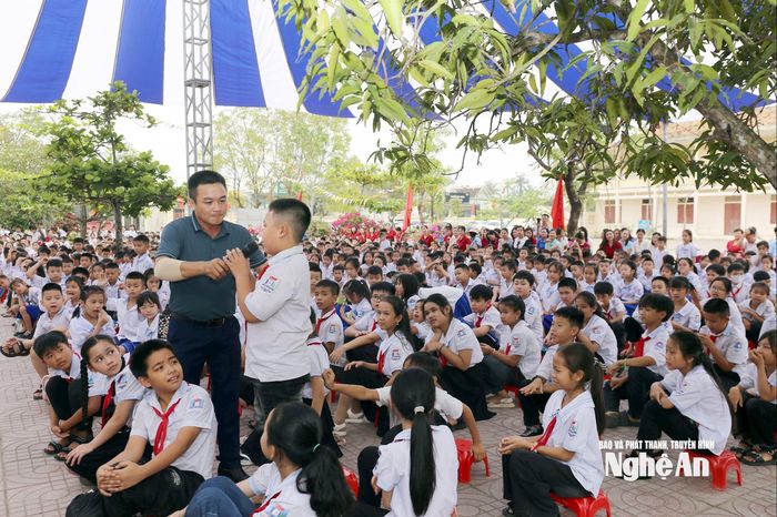 Các em học sinh hào hứng trả lời các câu hỏi liên quan đến chủ đề phòng, chống tai nạn thương tích và xâm hại trẻ em. Ảnh: Thanh Quỳnh
