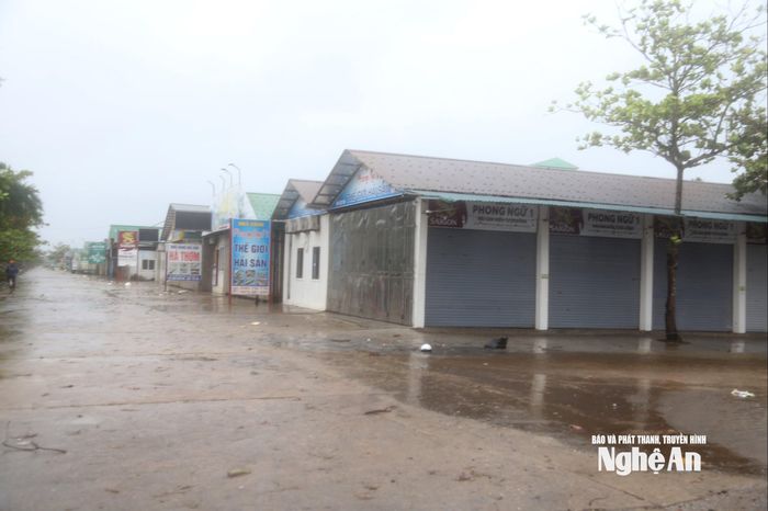 Các ki-ốt vùng ven biển các xã thuộc địa bàn huyện Diễn Châu, Quỳnh Lưu trước đây đã được đóng kín, tránh gió bão lùa. Ảnh: Xuân Hoàng