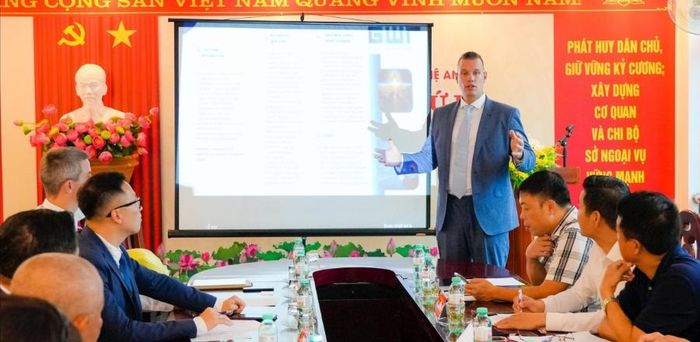 Đại diện doanh nghiệp Hungary giới thiệu sản phẩm vật liệu xây dựng công nghệ mới. Ảnh: Thanh Lê