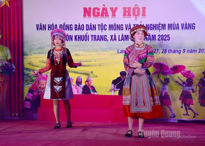 Tiết mục trình diễn thời trang của đồng bào dân tộc Mông tại Ngày hội.