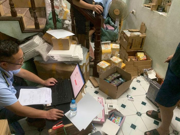 Đội Quản lý thị trường số 1 kiểm tra hàng hóa vi phạm