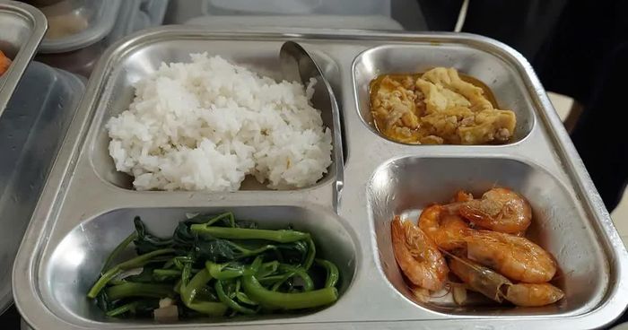 Suất ăn trưa của học sinh một trường Tiểu học trên địa bàn xã Quảng Bị.