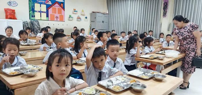 Bữa trưa của học sinh Trường Tiểu học Tốt Động (xã Quảng Bị).