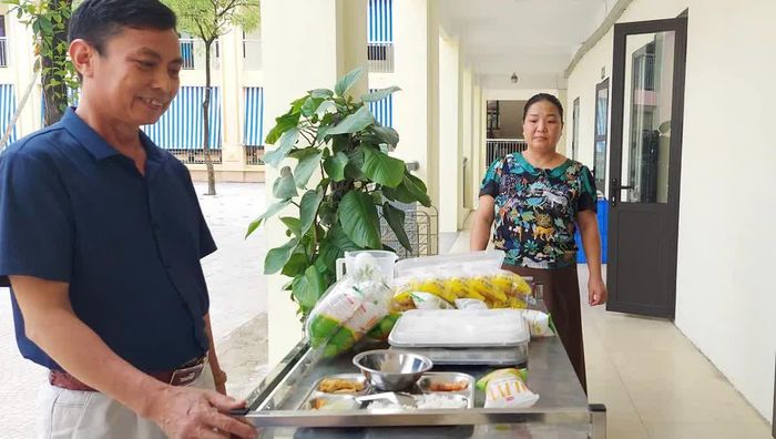 Hiệu trưởng Trường Tiểu học Bê Tông (xã Xuân Mai) Lê Trung Hưng trực tiếp giám sát bữa ăn của học trò.